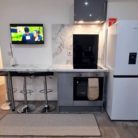 2 Bed Cosy Flat Close To Bus & Tube Station ロンドン エクステリア 写真