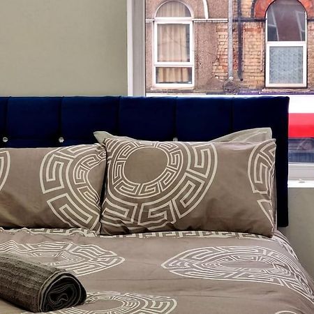 2 Bed Cosy Flat Close To Bus & Tube Station ロンドン エクステリア 写真