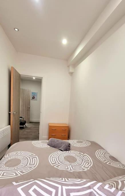 2 Bed Cosy Flat Close To Bus & Tube Station ロンドン エクステリア 写真