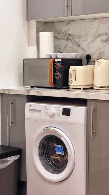 2 Bed Cosy Flat Close To Bus & Tube Station ロンドン エクステリア 写真