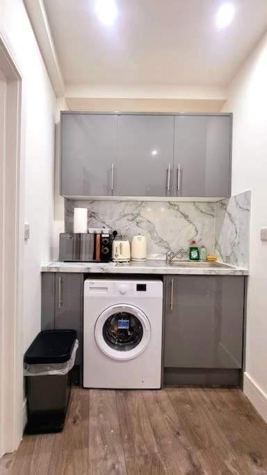 2 Bed Cosy Flat Close To Bus & Tube Station ロンドン エクステリア 写真