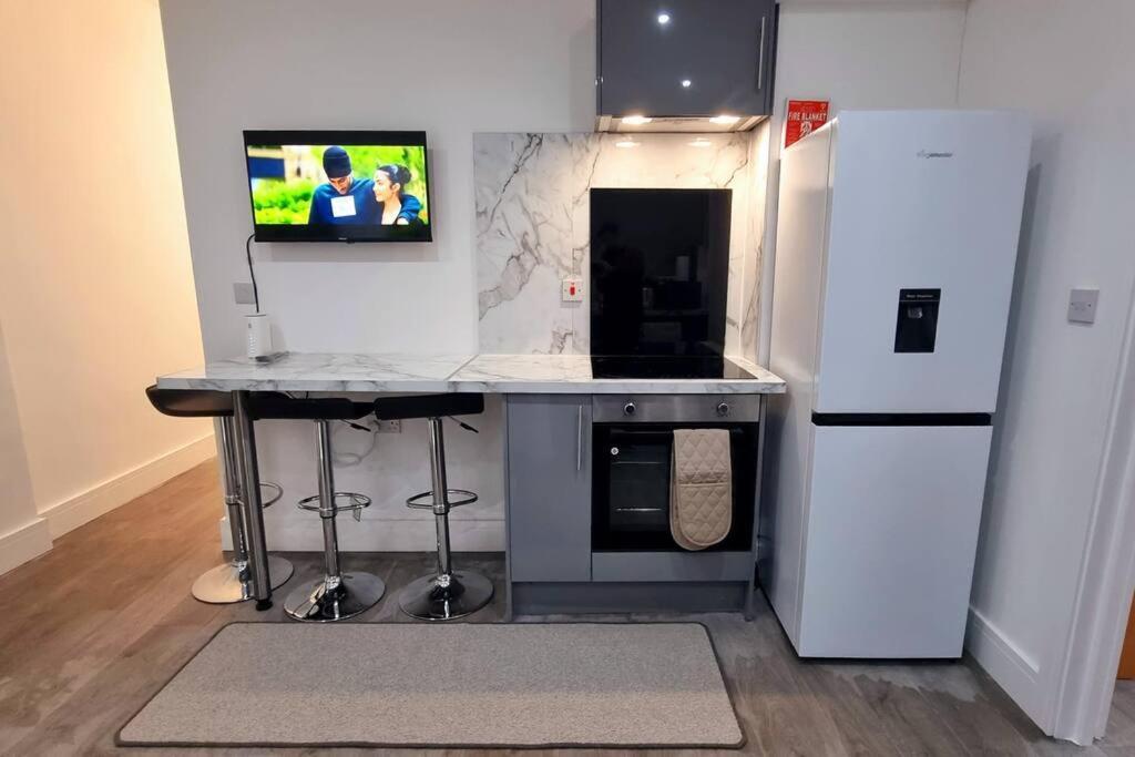 2 Bed Cosy Flat Close To Bus & Tube Station ロンドン エクステリア 写真