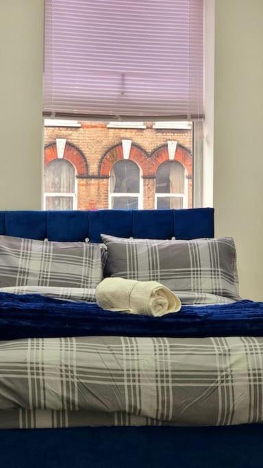 2 Bed Cosy Flat Close To Bus & Tube Station ロンドン エクステリア 写真