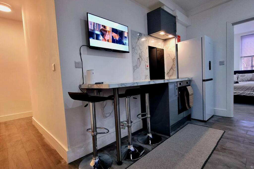2 Bed Cosy Flat Close To Bus & Tube Station ロンドン エクステリア 写真