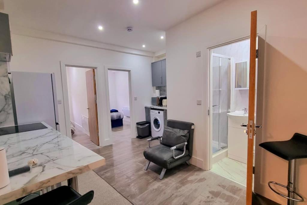 2 Bed Cosy Flat Close To Bus & Tube Station ロンドン エクステリア 写真